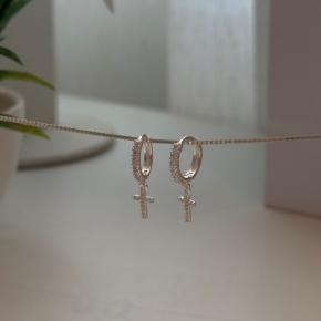 Argola de Prata 925 com Pingente Crucifixo Cravejados com Zircônias Claras
